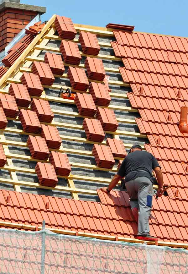 SCHEIT COUVERTURE 67 : artisan couvreur sur Strasbourg et dans tout le BAS-RHIN (67). Travaux de couverture, pose et rénovation de couverture, réparation fuite toiture, pose de fenêtre de toit velux, zinguerie, entretien toiture : nettoyage, démoussage, traitement anti mousse et peinture hydrofuge toiture, nettoyage, démoussage, ravalement peinture façade, imperméabilisation façade sur Strasbourg et dans tout le BAS-RHIN (67)