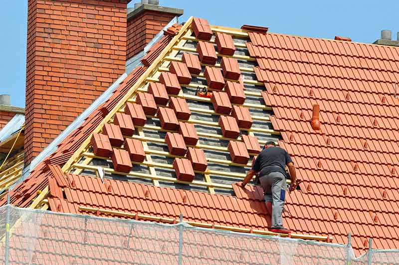 SCHEIT COUVERTURE 67 : artisan couvreur sur Strasbourg et dans tout le BAS-RHIN (67). Travaux de couverture, pose et rénovation de couverture, réparation fuite toiture, pose de fenêtre de toit velux, zinguerie, entretien toiture : nettoyage, démoussage, traitement anti mousse et peinture hydrofuge toiture, nettoyage, démoussage, ravalement peinture façade, imperméabilisation façade sur Strasbourg et dans tout le BAS-RHIN (67)