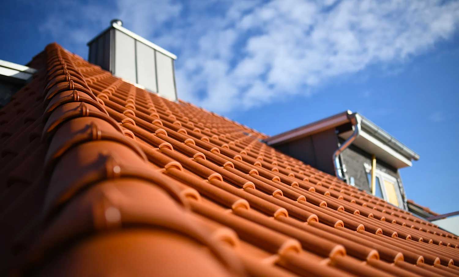 SCHEIT COUVERTURE 67 : artisan couvreur sur Strasbourg et dans tout le BAS-RHIN (67). Travaux de couverture, pose et rénovation de couverture, réparation fuite toiture, pose de fenêtre de toit velux, zinguerie, entretien toiture : nettoyage, démoussage, traitement anti mousse et peinture hydrofuge toiture, nettoyage, démoussage, ravalement peinture façade, imperméabilisation façade sur Strasbourg et dans tout le BAS-RHIN (67)