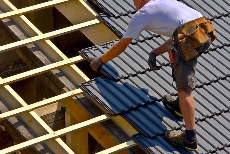 Travaux de couverture et zinguerie - SCHEIT COUVERTURE 67 : artisan couvreur sur Strasbourg et dans tout le BAS-RHIN (67) : Travaux de couverture : rénovation de votre toiture et pose de couverture neuve : tuile, ardoise et faîtage. Dépannage et intervention en urgence pour votre toit. réparation de fuite toiture. Pose de fen^tre de toit veux. Pose de zinguerie : les gouttières, les chéneaux, les corniches, les bandes de rives, les abergements de cheminée …. Intervention sur Strasbourg et dans tout le BAS-RHIN (67)