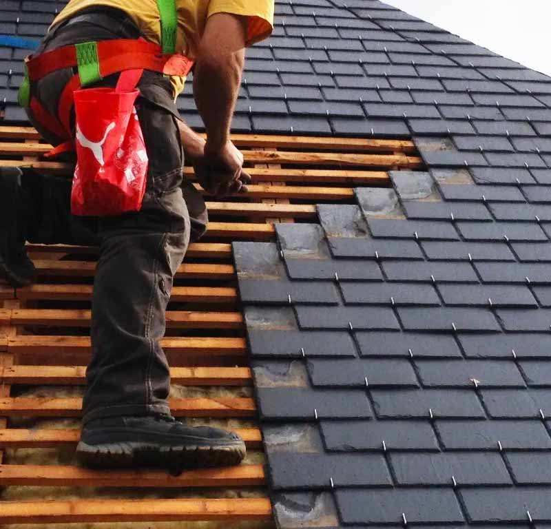 Travaux de couverture et zinguerie - SCHEIT COUVERTURE 67 : artisan couvreur sur Strasbourg et dans tout le BAS-RHIN (67) : Travaux de couverture : rénovation de votre toiture et pose de couverture neuve : tuile, ardoise et faîtage. Dépannage et intervention en urgence pour votre toit. réparation de fuite toiture. Pose de fen^tre de toit veux. Pose de zinguerie : les gouttières, les chéneaux, les corniches, les bandes de rives, les abergements de cheminée …. Intervention sur Strasbourg et dans tout le BAS-RHIN (67)