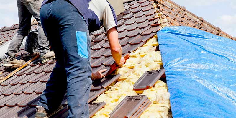 Travaux de couverture et zinguerie - SCHEIT COUVERTURE 67 : artisan couvreur sur Strasbourg et dans tout le BAS-RHIN (67) : Travaux de couverture : rénovation de votre toiture et pose de couverture neuve : tuile, ardoise et faîtage. Dépannage et intervention en urgence pour votre toit. réparation de fuite toiture. Pose de fen^tre de toit veux. Pose de zinguerie : les gouttières, les chéneaux, les corniches, les bandes de rives, les abergements de cheminée …. Intervention sur Strasbourg et dans tout le BAS-RHIN (67)