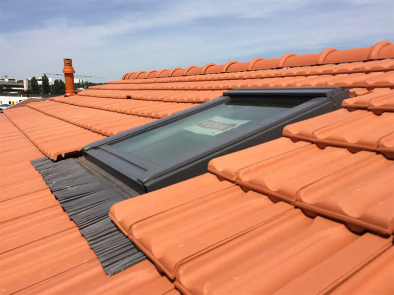 Travaux de couverture et zinguerie - SCHEIT COUVERTURE 67 : artisan couvreur sur Strasbourg et dans tout le BAS-RHIN (67) : Travaux de couverture : rénovation de votre toiture et pose de couverture neuve : tuile, ardoise et faîtage. Dépannage et intervention en urgence pour votre toit. réparation de fuite toiture. Pose de fen^tre de toit veux. Pose de zinguerie : les gouttières, les chéneaux, les corniches, les bandes de rives, les abergements de cheminée …. Intervention sur Strasbourg et dans tout le BAS-RHIN (67)