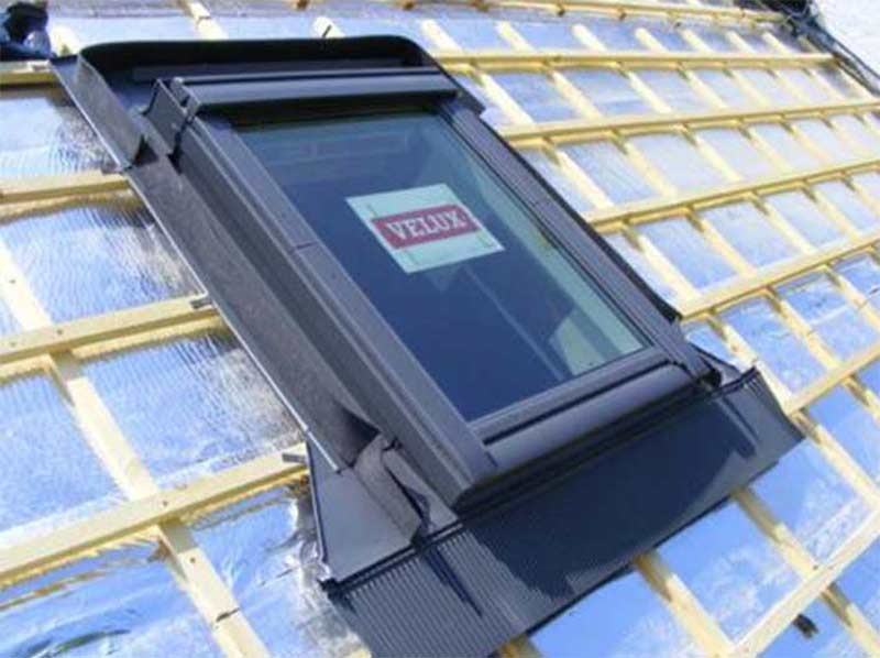 Travaux de couverture et zinguerie - SCHEIT COUVERTURE 67 : artisan couvreur sur Strasbourg et dans tout le BAS-RHIN (67) : Travaux de couverture : rénovation de votre toiture et pose de couverture neuve : tuile, ardoise et faîtage. Dépannage et intervention en urgence pour votre toit. réparation de fuite toiture. Pose de fen^tre de toit veux. Pose de zinguerie : les gouttières, les chéneaux, les corniches, les bandes de rives, les abergements de cheminée …. Intervention sur Strasbourg et dans tout le BAS-RHIN (67)