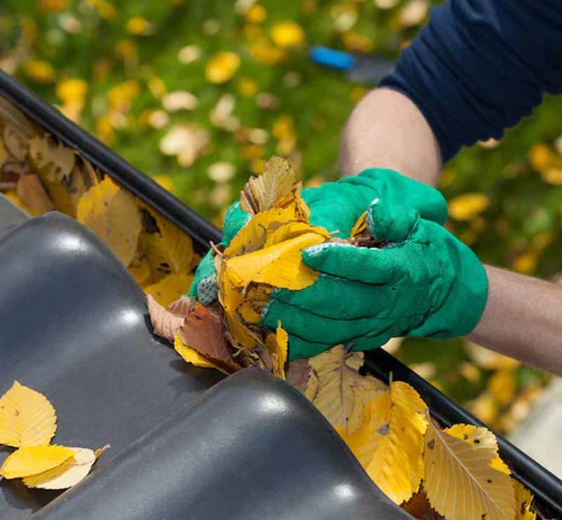 Travaux de couverture et zinguerie - SCHEIT COUVERTURE 67 : artisan couvreur sur Strasbourg et dans tout le BAS-RHIN (67) : Travaux de couverture : rénovation de votre toiture et pose de couverture neuve : tuile, ardoise et faîtage. Dépannage et intervention en urgence pour votre toit. réparation de fuite toiture. Pose de fen^tre de toit veux. Pose de zinguerie : les gouttières, les chéneaux, les corniches, les bandes de rives, les abergements de cheminée …. Intervention sur Strasbourg et dans tout le BAS-RHIN (67)