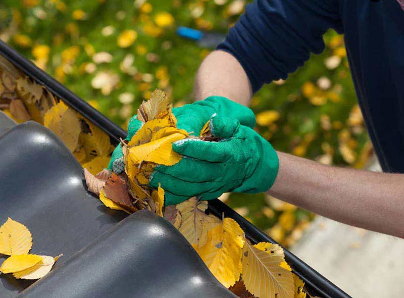 Travaux de couverture et zinguerie - SCHEIT COUVERTURE 67 : artisan couvreur sur Strasbourg et dans tout le BAS-RHIN (67) : Travaux de couverture : rénovation de votre toiture et pose de couverture neuve : tuile, ardoise et faîtage. Dépannage et intervention en urgence pour votre toit. réparation de fuite toiture. Pose de fen^tre de toit veux. Pose de zinguerie : les gouttières, les chéneaux, les corniches, les bandes de rives, les abergements de cheminée …. Intervention sur Strasbourg et dans tout le BAS-RHIN (67)