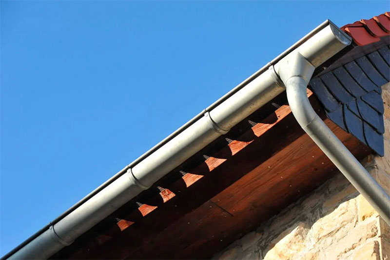 Travaux de couverture et zinguerie - SCHEIT COUVERTURE 67 : artisan couvreur sur Strasbourg et dans tout le BAS-RHIN (67) : Travaux de couverture : rénovation de votre toiture et pose de couverture neuve : tuile, ardoise et faîtage. Dépannage et intervention en urgence pour votre toit. réparation de fuite toiture. Pose de fen^tre de toit veux. Pose de zinguerie : les gouttières, les chéneaux, les corniches, les bandes de rives, les abergements de cheminée …. Intervention sur Strasbourg et dans tout le BAS-RHIN (67)