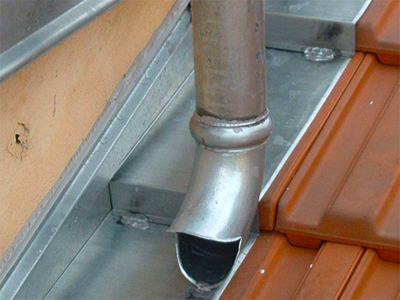 Travaux de couverture et zinguerie - SCHEIT COUVERTURE 67 : artisan couvreur sur Strasbourg et dans tout le BAS-RHIN (67) : Travaux de couverture : rénovation de votre toiture et pose de couverture neuve : tuile, ardoise et faîtage. Dépannage et intervention en urgence pour votre toit. réparation de fuite toiture. Pose de fen^tre de toit veux. Pose de zinguerie : les gouttières, les chéneaux, les corniches, les bandes de rives, les abergements de cheminée …. Intervention sur Strasbourg et dans tout le BAS-RHIN (67)