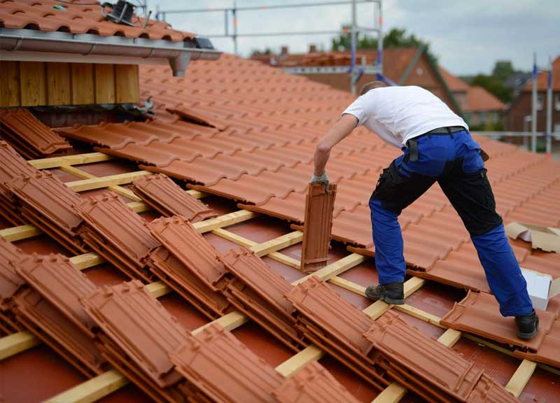SCHEIT COUVERTURE 67 : artisan couvreur sur Strasbourg et dans tout le BAS-RHIN (67). Travaux de couverture, pose et rénovation de couverture, réparation fuite toiture, pose de fenêtre de toit velux, zinguerie, entretien toiture : nettoyage, démoussage, traitement anti mousse et peinture hydrofuge toiture, nettoyage, démoussage, ravalement peinture façade, imperméabilisation façade sur Strasbourg et dans tout le BAS-RHIN (67)