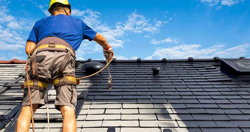 Nettoyage toiture - SCHEIT COUVERTURE 67 : artisan couvreur sur Strasbourg et dans tout le BAS-RHIN (67), la Seine-et-Marne (77) : nettoyage, démoussage, traitement anti-mousse toiture. Application d’un revêtement peinture hydrofuge coloré sur toit. Intervention sur Strasbourg et dans tout le BAS-RHIN (67)